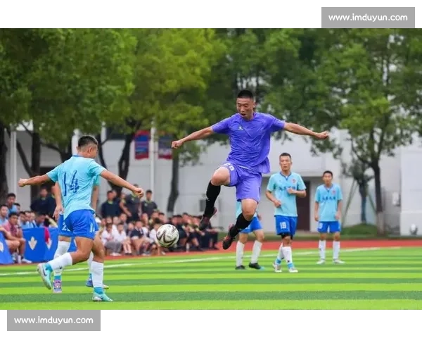 南北对垒：绿茵场上的坚韧攻守战